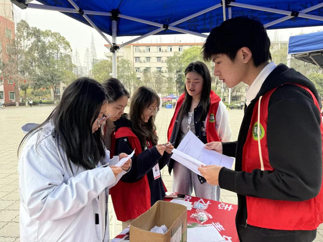 西华大学法学院（知识产权学院）举行“雷锋纪念日”摆点活动